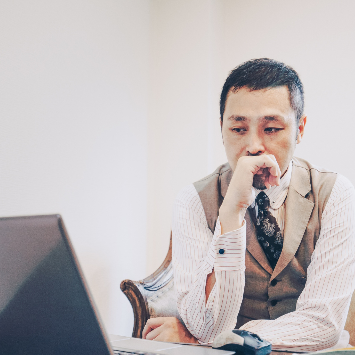 man looking at laptop problematic face